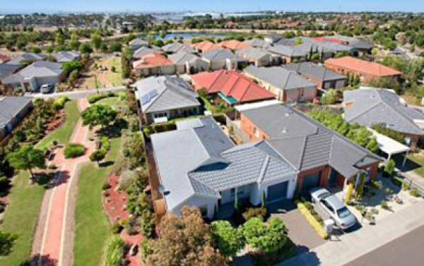 Aerial view of Bridgewater Lake with houses and cars
